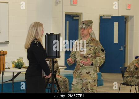 ÉTATS-UNIS Le lieutenant-colonel de l'armée Michael Girvin, à droite, commandant de la Brigade de l'aviation de combat expéditionnaire de 28th, parle lors d'une remise de prix pour Lily Palfrey, fille du Sgt Frank Palfrey de 1st. Lily a été nommée lauréate du Prix des jeunes bénévoles 2020 du Bureau de la Garde nationale au début de 2021, alors que son père a été déployé avec l'ECAB 28th. Elle voulait attendre que son père soit à la maison pour recevoir le prix. 1st le Sgt Palfrey est le chef principal inscrit de la Compagnie du siège social et du siège social, 28th ECAB. Banque D'Images