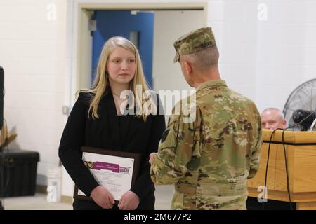 ÉTATS-UNIS Le lieutenant-colonel de l'armée Michael Girvin, à droite, commandant de la Brigade de l'aviation de combat expéditionnaire de 28th, parle lors d'une remise de prix pour Lily Palfrey, fille du Sgt Frank Palfrey de 1st. Lily a été nommée lauréate du Prix des jeunes bénévoles 2020 du Bureau de la Garde nationale au début de 2021, alors que son père a été déployé avec l'ECAB 28th. Elle voulait attendre que son père soit à la maison pour recevoir le prix. 1st le Sgt Palfrey est le chef principal inscrit de la Compagnie du siège social et du siège social, 28th ECAB. Banque D'Images