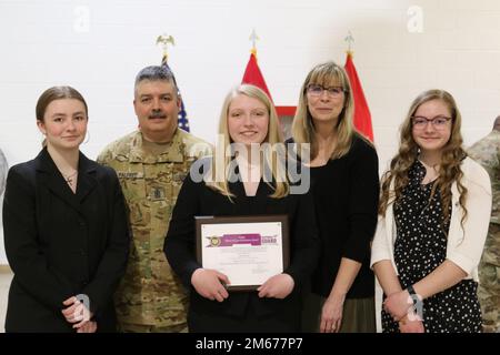 Lily Palfrey, fille du Sgt. Frank Palfrey de 1st, reçoit le Prix des jeunes bénévoles 2020 du Bureau de la Garde nationale lors d'une cérémonie à l'arsenal de la Brigade expéditionnaire de l'aviation de combat 28th. Lily a été nommée lauréate du prix au début de 2021, tandis que son père a été déployé avec l'ECAB 28th. Elle voulait attendre que son père soit à la maison pour recevoir le prix. 1st le Sgt Palfrey est le chef principal inscrit de la Compagnie du siège social et du siège social, 28th ECAB. Banque D'Images