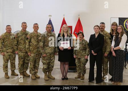 Lily Palfrey, fille du Sgt. Frank Palfrey de 1st, reçoit le Prix des jeunes bénévoles 2020 du Bureau de la Garde nationale lors d'une cérémonie à l'arsenal de la Brigade expéditionnaire de l'aviation de combat 28th. Lily a été nommée lauréate du prix au début de 2021, tandis que son père a été déployé avec l'ECAB 28th. Elle voulait attendre que son père soit à la maison pour recevoir le prix. 1st le Sgt Palfrey est le chef principal inscrit de la Compagnie du siège social et du siège social, 28th ECAB. Banque D'Images