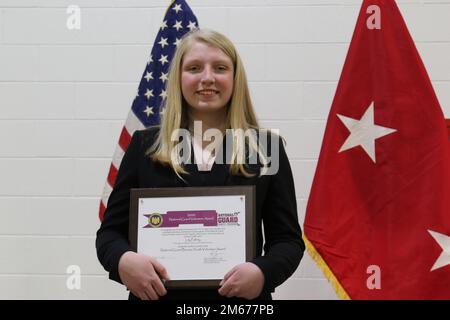 Lily Palfrey, fille du Sgt. Frank Palfrey de 1st, reçoit le Prix des jeunes bénévoles 2020 du Bureau de la Garde nationale lors d'une cérémonie à l'arsenal de la Brigade expéditionnaire de l'aviation de combat 28th. Lily a été nommée lauréate du prix au début de 2021, tandis que son père a été déployé avec l'ECAB 28th. Elle voulait attendre que son père soit à la maison pour recevoir le prix. 1st le Sgt Palfrey est le chef principal inscrit de la Compagnie du siège social et du siège social, 28th ECAB. Banque D'Images