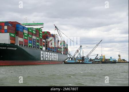 Un équipage de bateau d'intervention de 45 pieds de moyenne hauteur de la station de la Garde côtière, la baie Curtis, à Baltimore, applique une zone de sécurité dimanche, 10 avril 2022, autour des opérations d'enlèvement de conteneurs pour le navire à conteneurs mis à la terre, toujours en avant dans la baie de Chesapeake. L'toujours en avant a quitté Baltimore 13 mars en route vers Norfolk, Virginie, lorsqu'il a été mis à terre avec 4 964 conteneurs à bord. Banque D'Images