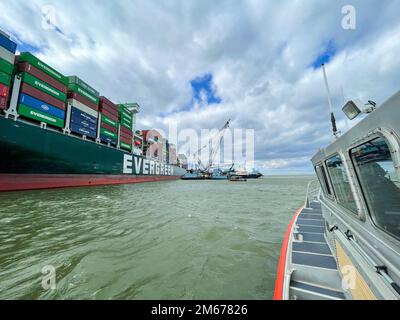 Un équipage de bateau d'intervention de 45 pieds de moyenne hauteur de la station de la Garde côtière, la baie Curtis, à Baltimore, applique une zone de sécurité dimanche, 10 avril 2022, autour des opérations d'enlèvement de conteneurs pour le navire à conteneurs mis à la terre, toujours en avant dans la baie de Chesapeake. L'toujours en avant a quitté Baltimore 13 mars en route vers Norfolk, Virginie, lorsqu'il a été mis à terre avec 4 964 conteneurs à bord. Banque D'Images