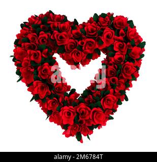 Grande couronne de coeur en bois faite de petites fleurs roses rouges isolées sur fond blanc pour un concept de jour de Saint Valentin heureux Banque D'Images