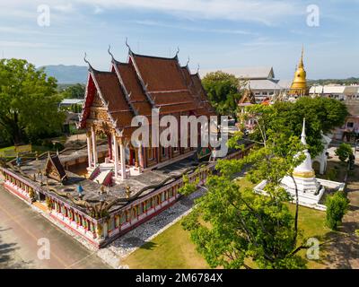 Une vue aérienne par drone de Wat Phra Nang sang est un temple bouddhiste thaïlandais situé à Phuket, en Thaïlande. Banque D'Images