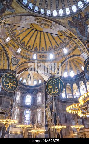 Intérieur de la mosquée Sainte-Sophie et de l'église byzantine historique d'Istanbul Turquie le 10 septembre 2022 Banque D'Images