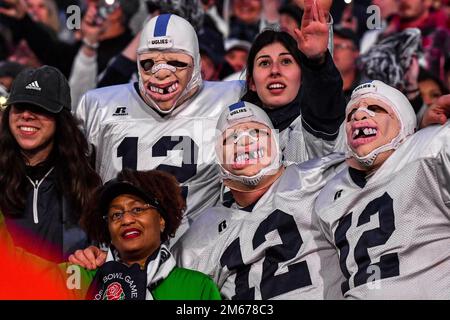 Pasadena, CA. 2nd janvier 2023. Les fans des Nittany Lions de l'État de Pennsylvanie dans les stands « les Uglies » célèbrent le quatrième trimestre du match de football 109th du Rose Bowl College entre les Nittany Lions de l'État de Pennsylvanie et les Utes de l'Utah au Rose Bowl on 02 janvier 2023 à Pasadena, Californie. Crédit photo obligatoire : Louis Lopez/Cal Sport Media/Alamy Live News Banque D'Images