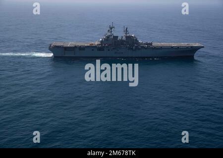 220410-N-VJ326-2316 OCÉAN PACIFIQUE (10 avril 2022) – le navire d'assaut amphibie USS Tripoli (LHA 7) traverse l'océan Pacifique, au 10 avril. Tripoli mène actuellement des opérations de routine dans la flotte américaine 3rd. Banque D'Images