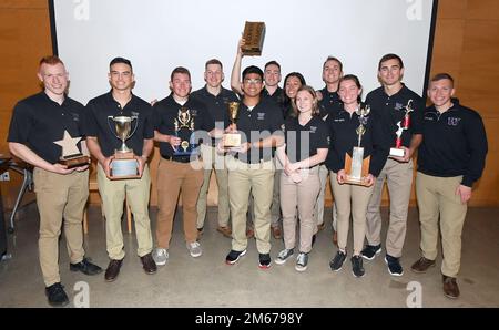 SEATTLE – les membres du corps de formation des officiers de la Réserve navale (NROTC), les candidats officiers et les membres du Programme de formation des commissionnaires maritimes (PEEM) de l'Université de Washington célèbrent la victoire du concours universitaire, athlétique et foreuse de la Marine du Nord-Ouest 2022 sur le campus de l'Université de Washington, à 9 avril. Plus de 250 étudiants du NROTC des universités de l'Idaho/État de Washington, de l'État de l'Oregon, de l'Utah et de Washington ont participé à des exercices militaires, à des événements universitaires et sportifs lors de la compétition d'une journée. La marine du Nord-Ouest a eu lieu sur une base tournante entre les quatre écoles si Banque D'Images