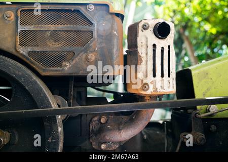 Ancien tracteur sans cabine pour l'agriculture. Tuyau d'échappement avec silencieux du tracteur Banque D'Images