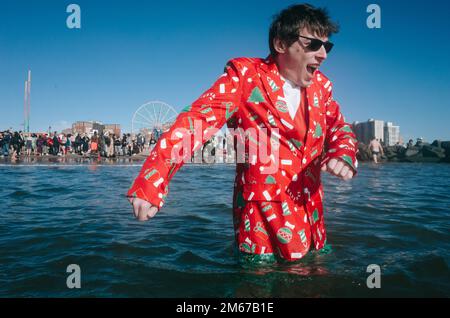 Brooklyn, États-Unis. 31st décembre 2022. Une femme réagit au choc de l'eau froide. Des centaines de personnes participent au Polar Bear Plunge, une tradition annuelle qui a lieu le jour de l'an à Coney Island, Brooklyn. (Photo par Olga Fedorova/SOPA Images/Sipa USA) crédit: SIPA USA/Alay Live News Banque D'Images