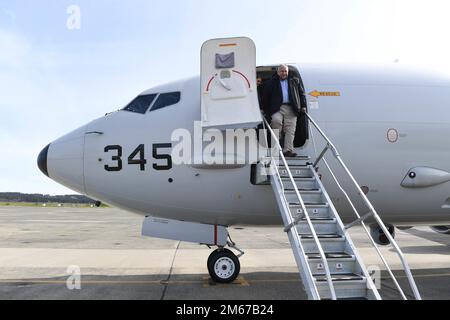 Le secrétaire de la Marine Carlos Del Toro quitte un escadron de patrouille (VP) 40 P-8A Poséidon lors de sa première visite à la base aérienne de Whidbey Island, Washington-11 avril 2022. NAS Whidbey Island est le seul soutien de l'aviation navale dans le Nord-Ouest du Pacifique et abrite tous les escadrons d'attaque électronique tactique de la Marine qui pilotent l'EA-18G Growler en plus de huit escadrons de patrouille et de reconnaissance maritimes qui pilotent les P-3 Orion, P-8 Poséidon et EP-3E Bélier. Banque D'Images