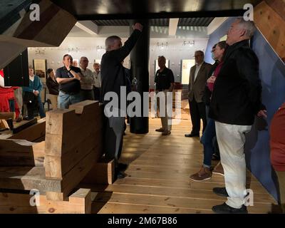 Les bénévoles et les membres du personnel du musée naval de Hampton Roads à Norfolk, en Virginie, reçoivent une visite guidée de certains des objets et expositions historiques au musée Mariners à Newport News, en Virginie. La visite a permis de mieux comprendre l'histoire navale des routes de Hampton, en Virginie. Banque D'Images