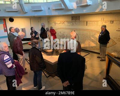 Les bénévoles et les membres du personnel du musée naval de Hampton Roads à Norfolk, en Virginie, reçoivent une visite guidée de certains des objets et expositions historiques au musée Mariners à Newport News, en Virginie. La visite a permis de mieux comprendre l'histoire navale des routes de Hampton, en Virginie. Banque D'Images