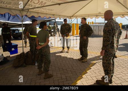 ÉTATS-UNIS Christopher T. Steele, commandant de la Marine Rotational Force-Darwin 22, parle avec les Marines du Marine Medium Tiltrotor Squadron 268 renforcé, Air combat Element (ACE), du processus de déchargement à Darwin, dans le territoire du Nord, en Australie, au 12 avril 2022. L'ACE a préparé, nettoyé et préparé des aéronefs et du matériel avant les inspections du ministère de l'Agriculture, de l'eau et de l'Environnement. Banque D'Images