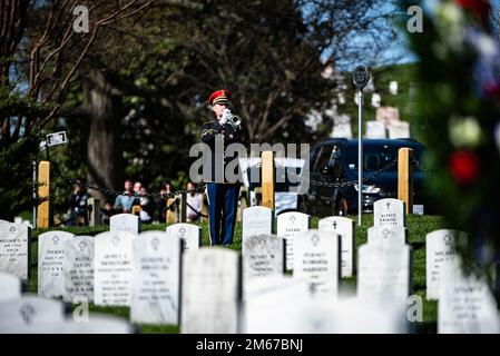 Un bugler des États-Unis La bande de l'armée, « Pershing's Own » joue « Taps » lors des funérailles militaires avec l'escorte funéraire pour les États-Unis Le Cpl. De l'armée Charles Lee, dans la section 33 du cimetière national d'Arlington, Arlington, Virginie, 11 avril 2022. Communiqué de presse de l'Agence de comptabilité de la Défense POW/MIA (DPAA) : en juillet 1950, Lee était membre de la Compagnie K, 3rd Bataillon, 34th Infantry Regiment, 24th Division d'infanterie. Il a été signalé comme manquant en action sur 20 juillet après que son unité ait été forcée de se retirer des environs de Taejon, en Corée du Sud. Il n'a jamais été trouvé, et aucun reste n'a été récupéré qui pouvait être identifié Banque D'Images