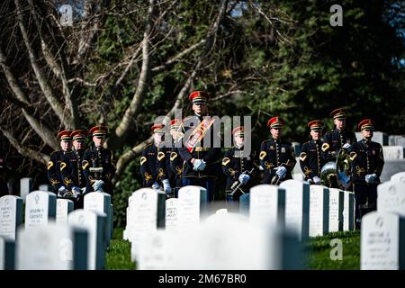 États-Unis La bande de l’armée, « Pershing’s Own », soutient les funérailles militaires avec l’escorte funéraire américaine Le Cpl. De l'armée Charles Lee, dans la section 33 du cimetière national d'Arlington, Arlington, Virginie, 11 avril 2022. Communiqué de presse de l'Agence de comptabilité de la Défense POW/MIA (DPAA) : en juillet 1950, Lee était membre de la Compagnie K, 3rd Bataillon, 34th Infantry Regiment, 24th Division d'infanterie. Il a été signalé comme manquant en action sur 20 juillet après que son unité ait été forcée de se retirer des environs de Taejon, en Corée du Sud. Il n'a jamais été trouvé, ni aucun reste n'a été récupéré qui pourrait être identifié comme Lee. Il a été déclaré Banque D'Images