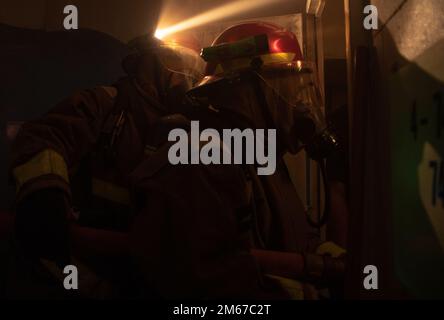 OCÉAN AUSTRAL (11 avril 2022) – les marins affectés à l'émory S. l'aide sous-marine de classe terrestre USS Frank Cable (AS 40) participent à un exercice de contrôle des dommages en mer, à 11 avril. Frank Cable est actuellement en patrouille pour la maintenance et la logistique des expéditions à l'appui de la sécurité nationale dans la zone d'opérations de la flotte américaine 7th. Banque D'Images