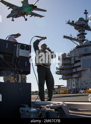 Le lieutenant Matt Drisrell, de Saline (Michigan), affecté aux « loups gris » de l'escadron d'attaque électronique (VAQ) 142 signale comme un growler E/A-18G attaché à VAQ-142, survole le pont de vol de l'USS Gerald R. Ford (CVN 78), 11 avril 2022. Ford est en cours dans l’océan Atlantique en menant des qualifications de transporteur et l’intégration du groupe de grève dans le cadre de la phase de base sur mesure du navire avant le déploiement opérationnel. Banque D'Images