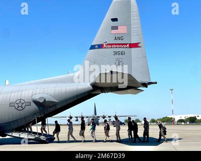 L'escadre de transport aérien de 165th a accueilli 70 étudiants de l'École militaire bénédictine JROTC pour un vol de familiarisation sur l'un de nos avions C-130 Hercules à bord de 11 avril 2022, à Savannah, en Géorgie. Deux membres de l'équipage qui ont piloté les étudiants sont diplômés de l'École militaire bénédictine — le lieutenant-colonel John Mims, navigateur, a obtenu son diplôme en 1989 et le lieutenant-colonel Jack Groover, pilote, a obtenu son diplôme en 1991. Les étudiants ont reçu un briefing sur la sécurité avant le vol et ont eu l'occasion de poser des questions sur l'aéronef et sur certains emplois dans la Garde nationale aérienne. Banque D'Images