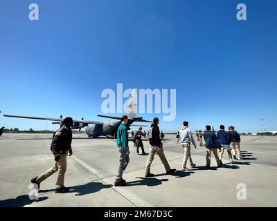 L'escadre de transport aérien de 165th a accueilli 70 étudiants de l'École militaire bénédictine JROTC pour un vol de familiarisation sur l'un de nos avions C-130 Hercules à bord de 11 avril 2022, à Savannah, en Géorgie. Deux membres de l'équipage qui ont piloté les étudiants sont diplômés de l'École militaire bénédictine — le lieutenant-colonel John Mims, navigateur, a obtenu son diplôme en 1989 et le lieutenant-colonel Jack Groover, pilote, a obtenu son diplôme en 1991. Les étudiants ont reçu un briefing sur la sécurité avant le vol et ont eu l'occasion de poser des questions sur l'aéronef et sur certains emplois dans la Garde nationale aérienne. Banque D'Images