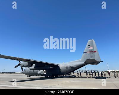 L'escadre de transport aérien de 165th a accueilli 70 étudiants de l'École militaire bénédictine JROTC pour un vol de familiarisation sur l'un de nos avions C-130 Hercules à bord de 11 avril 2022, à Savannah, en Géorgie. Deux membres de l'équipage qui ont piloté les étudiants sont diplômés de l'École militaire bénédictine — le lieutenant-colonel John Mims, navigateur, a obtenu son diplôme en 1989 et le lieutenant-colonel Jack Groover, pilote, a obtenu son diplôme en 1991. Les étudiants ont reçu un briefing sur la sécurité avant le vol et ont eu l'occasion de poser des questions sur l'aéronef et sur certains emplois dans la Garde nationale aérienne. Banque D'Images