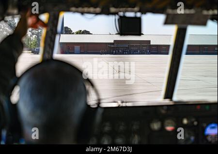 L'escadre de transport aérien de 165th a accueilli 70 étudiants de l'École militaire bénédictine JROTC pour un vol de familiarisation sur l'un de nos avions C-130 Hercules à bord de 11 avril 2022, à Savannah, en Géorgie. Deux membres de l'équipage qui ont piloté les étudiants sont diplômés de l'École militaire bénédictine — le lieutenant-colonel John Mims, navigateur, a obtenu son diplôme en 1989 et le lieutenant-colonel Jack Groover, pilote, a obtenu son diplôme en 1991. Les étudiants ont reçu un briefing sur la sécurité avant le vol et ont eu l'occasion de poser des questions sur l'aéronef et sur certains emplois dans la Garde nationale aérienne. Banque D'Images