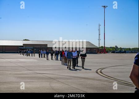 L'escadre de transport aérien de 165th a accueilli 70 étudiants de l'École militaire bénédictine JROTC pour un vol de familiarisation sur l'un de nos avions C-130 Hercules à bord de 11 avril 2022, à Savannah, en Géorgie. Deux membres de l'équipage qui ont piloté les étudiants sont diplômés de l'École militaire bénédictine — le lieutenant-colonel John Mims, navigateur, a obtenu son diplôme en 1989 et le lieutenant-colonel Jack Groover, pilote, a obtenu son diplôme en 1991. Les étudiants ont reçu un briefing sur la sécurité avant le vol et ont eu l'occasion de poser des questions sur l'aéronef et sur certains emplois dans la Garde nationale aérienne. Banque D'Images