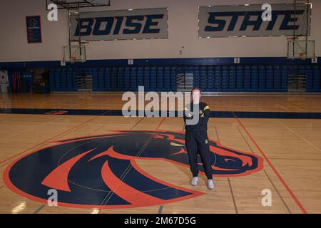 Boise State University Army ROTC Cadet principal Sierra Fielding est un major de génie à l'UAR. En tant que cadet qui reçoit son éducation dans le cadre du programme d'adhésion simultanée, elle sert également avec la garde nationale de l'Armée de l'Idaho dans le bataillon de l'aviation 1-183rd. Elle a choisi BSU et le programme ROTC de l'Armée de terre à la demande et au soutien de sa mère. Elle a grandi en ne connaissant rien l'armée et est jusqu'à présent le seul membre de sa famille dans l'armée. Son campement à ft. KNOX, Kentucky, a fait une impression durable sur elle. Ce semestre, elle a également fait un stage au Centre interagences national de lutte contre les incendies Banque D'Images