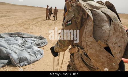 ZARQA, Jordanie – l’opérateur des forces armées royales jordaniennes recueille son parachute après un saut combiné réussi avec les forces spéciales américaines dans le Royaume hachémite de Jordanie. Banque D'Images