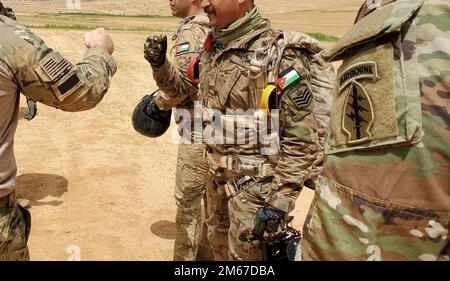 ZARQA, Jordanie – les forces armées royales jordaniennes et les forces spéciales américaines se lient après un saut combiné effectué dans le Royaume hachémite de Jordanie en avril 2022. Banque D'Images