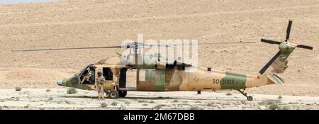 ZARQA, Jordanie – Un Royal Jordanian Armed Forces UH-60 Black Hawk attend qu'une équipe de saut à bord s'embarque lors d'un exercice de saut combiné avec les forces spéciales américaines dans le Royaume hachémite de Jordanie. Banque D'Images