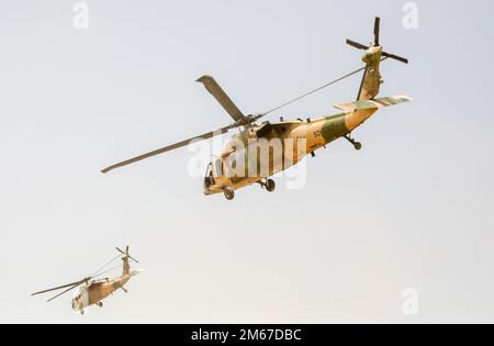 ZARQA, Jordanie – les forces armées royales jordaniennes UH-60 Black Hawk transportent des équipes de saut des forces spéciales jordaniennes et américaines dans un exercice combiné dans le Royaume hachémite de Jordanie. Banque D'Images