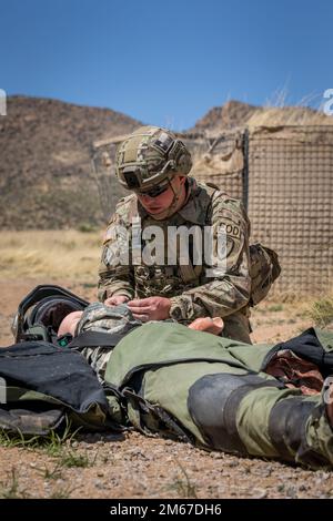 71st Ordnance Group accueille l'équipe de groupe de l'année (TOY) où 11 équipes américaines et 3 équipes étrangères ont mis leurs compétences en matière de fin de journée à l'épreuve pour avoir une chance de participer au JEU All Army au White Sands missile Range, Nouveau-Mexique, 13 avril 2022. Les 14 équipes ont été évaluées sur 15 opérations et tâches associées afin de fournir un soutien de la fin de journée aux opérations de combat à grande échelle afin d'éliminer et/ou de réduire les menaces explosives. Banque D'Images