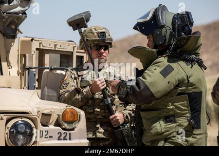 71st Ordnance Group accueille l'équipe de groupe de l'année (TOY) où 11 équipes américaines et 3 équipes étrangères ont mis leurs compétences en matière de fin de journée à l'épreuve pour avoir une chance de participer au JEU All Army au White Sands missile Range, Nouveau-Mexique, 13 avril 2022. Les 14 équipes ont été évaluées sur 15 opérations et tâches associées afin de fournir un soutien de la fin de journée aux opérations de combat à grande échelle afin d'éliminer et/ou de réduire les menaces explosives. Banque D'Images