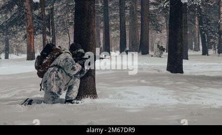 ÉTATS-UNIS Marines avec Compagnie Lima, 3rd Bataillon, 4th Marines, 7th Marine Regiment, 1st Marine Division, Assurer la sécurité pendant l'entraînement de reconnaissance/contre-reconnaissance (RXR) au Marine corps Mountain Warfare Training Center Bridgeport, Californie, 11 avril 2022. La RXR forme les capacités de Marines à opérer en avant dans la zone d'interception d'armes d'un adversaire pour fournir une dissuasion intégrée en offrant aux commandants des options pour se battre pour l'information dans tous les domaines, pour tenir des cibles conflictuelles en danger et pour fournir des liens critiques pour les feux de navires et de joint. Banque D'Images