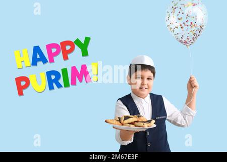 Petit garçon juif avec savoureux biscuits Hamantaschen pour les vacances de Purim et ballon sur fond clair Banque D'Images