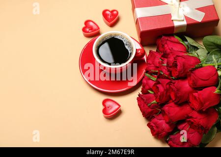 Roses rouges, tasse de café, bougies et cadeau sur fond de couleur. Célébration de la Saint-Valentin Banque D'Images