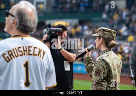 Tech. Le Sgt Vanessa Norris, un NCO de préparation affecté au centre de préparation pour hommes et familles 911th chante « God Bess America » avant l'ouverture de la maison des pirates de Pittsburgh au parc PNC de Pittsburgh, Pennsylvanie, 12 avril 2022. L'ouvreur à la maison a présenté Norris chantant « Dieu bénisse l'Amérique » avant que les aviateurs affectés à la Garde d'honneur de l'aile de 911th Airlift présentent les couleurs pendant l'hymne national. Banque D'Images