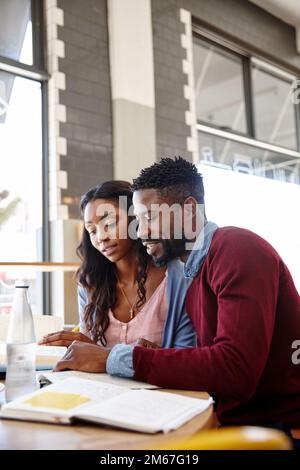 Allons-y ensemble. un jeune couple appréciant les uns les autres compagnie. Banque D'Images