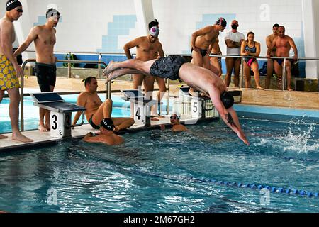 Le Camp Darby Dourmoral Welfare and Recreation (MWR) a dirigé la première série d'événements sportifs de la coupe du commandant avec un relais de natation de style libre 4x50 organisé par l'Académie navale de Livourne. Sur le bloc de départ numéro 3, États-Unis Ancien Airman Robert Castaneda du 731st Escadron de munition pendant la compétition, Livourne, Italie, 12 avril 2022. L'équipe du Camp Darby a obtenu une quatrième place bien méritée. La coupe du commandant est une compétition entre les États-Unis L'équipe et les forces militaires italiennes telles que l'Académie navale d'Italie, Carabinieri, Folgore, la police des finances, les pompiers, Italian Airborne dans la province Banque D'Images