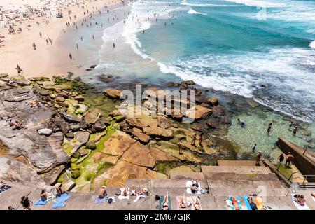 Sydney, Australie. 03rd janvier 2023. Mardi 3rd janvier 2023, alors que les températures estivales à Sydney montent à 28 degrés, les vacanciers et les habitants de la région affluent vers la plage Bondi Beach, toujours populaire dans la banlieue est de Sydney, pour profiter du soleil, Sydney, Australie. Credit martin Berry @ alamy Live news. Credit: martin Berry/Alay Live News Banque D'Images