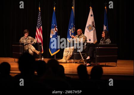 L’honorable Gina Ortiz Jones, sous-secrétaire de la Force aérienne, s’entretient avec le général Anthony Cotton, commandant du Commandement de la grève mondiale de la Force aérienne, et le colonel Bridget McNamara, huitième vice-commandant de la Force aérienne, lors du Symposium sur le leadership des femmes de l’AFGSC 2022 à l’Université d’État de Shreveport, en Louisiane, au 12 avril 2022. La mission du symposium de cette année était de promouvoir une communauté d’inclusion dans l’ensemble de l’AFGSC, permettant ainsi aux grévistes de se montrer authentiques. Banque D'Images