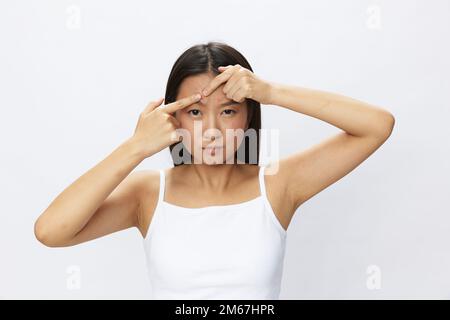 Femme asiatique problèmes de peau faciale, acné et inflammation, éruptions et allergies rouges, varicelle de poulet, tristesse d'éruptions cutanées. Concept de soin du visage pour Banque D'Images