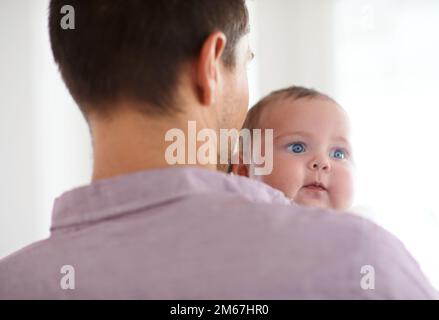 Elle signifie le monde pour lui. un jeune père tenant son adorable bébé fille et montrant son affection. Banque D'Images