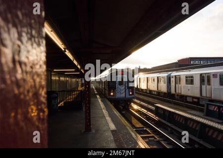 Train numéro 7 à la station de métro de Queens, New York, Etats-Unis Banque D'Images