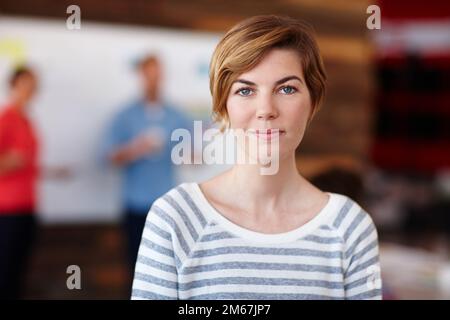 IVE a fait le bon choix de carrière. Portrait d'une jeune femme designer dans un environnement de travail décontracté. Banque D'Images