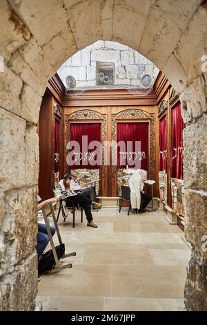 Salle de prières. À gauche du mur des lamentations avec les saints se trouve l'arche de l'Alliance à Jérusalem Banque D'Images