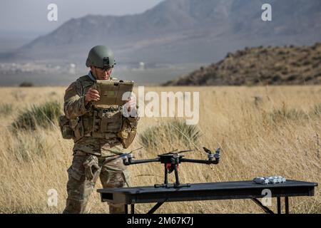 71st Ordnance Group accueille l'équipe de groupe de l'année (TOY) où 11 équipes américaines et 3 équipes étrangères ont mis leurs compétences en matière de fin de journée à l'épreuve pour avoir une chance de participer au JEU All Army au White Sands missile Range, Nouveau-Mexique, 13 avril 2022. Les 14 équipes ont été évaluées sur 15 opérations et tâches associées afin de fournir un soutien de la fin de journée aux opérations de combat à grande échelle afin d'éliminer et/ou de réduire les menaces explosives. Banque D'Images