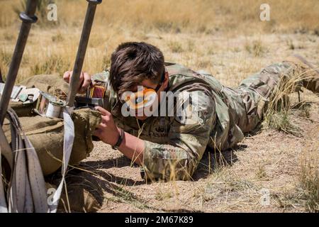 71st Ordnance Group accueille l'équipe de groupe de l'année (TOY) où 11 équipes américaines et 3 équipes étrangères ont mis leurs compétences en matière de fin de journée à l'épreuve pour avoir une chance de participer au JEU All Army au White Sands missile Range, Nouveau-Mexique, 13 avril 2022. Les 14 équipes ont été évaluées sur 15 opérations et tâches associées afin de fournir un soutien de la fin de journée aux opérations de combat à grande échelle afin d'éliminer et/ou de réduire les menaces explosives. Banque D'Images